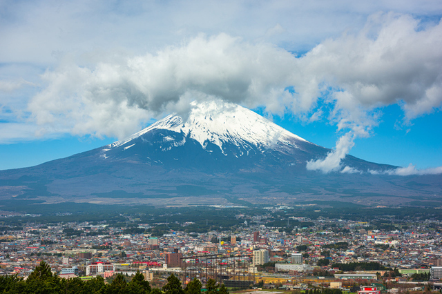 富士山を背にした御殿場市街。市内の一部エリアでは、24時間以内に溶岩が流れてくる可能性がある　photo by gettyimages