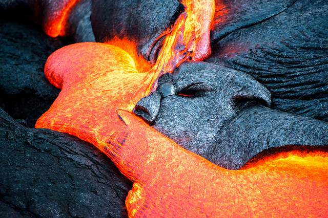 ハワイ島のキラウエア火山から流れ出る溶岩　photo by gettyimages