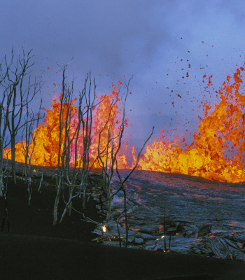 山肌を下ってくる溶岩流(記事中紹介したキラウエア火山の例)photo by gettyimages