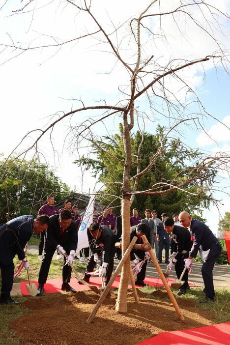 シダレザクラを植樹する亀岡青年会議所の関係者たち（亀岡市保津町）