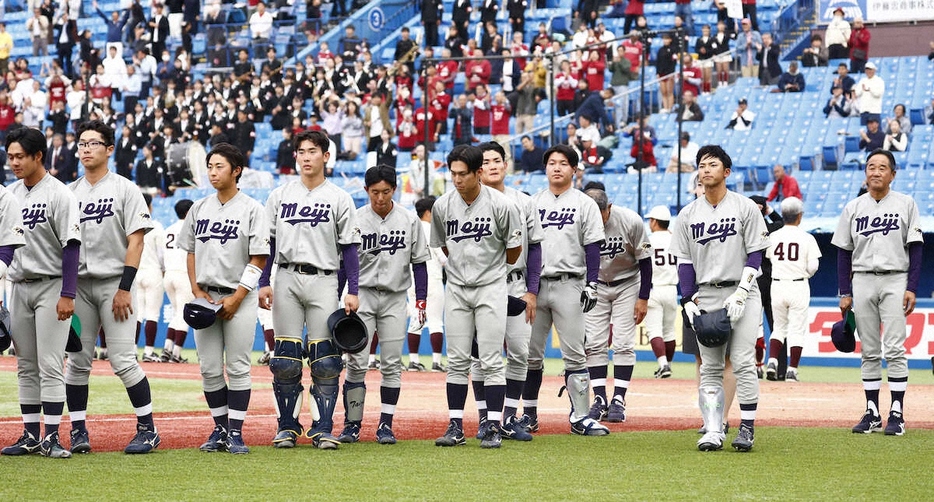 東京六大学野球＜明大・早大＞試合に敗れた明大ナイン（撮影・五島　佑一郎）