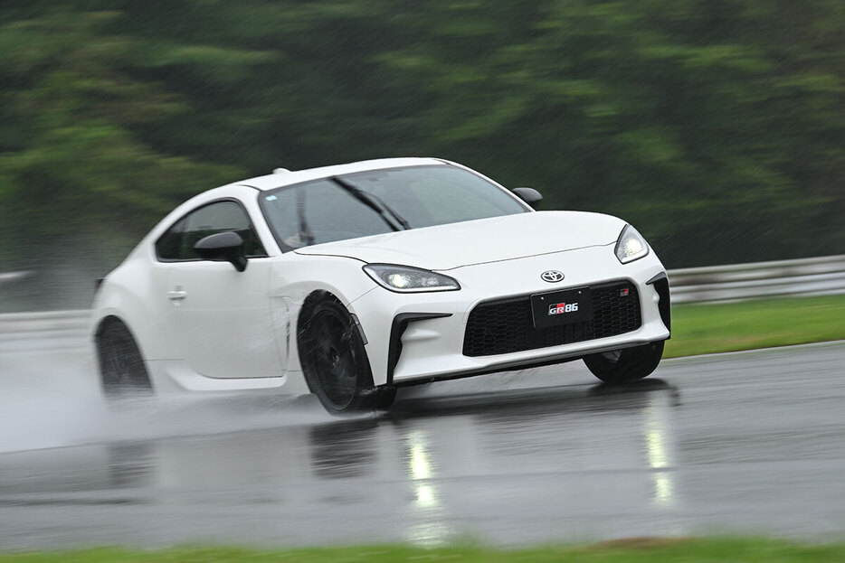 トヨタGR86 RZ（スバルBRZ S）に大雨の中、試乗！