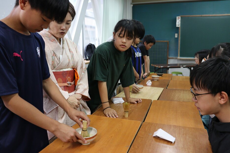 真剣な表情でお点前に挑戦する児童（向日市物集女町・第２向陽小）