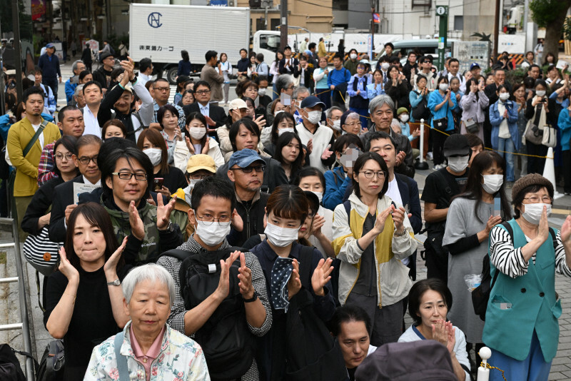 兵庫県知事選が告示され、街頭演説を聞く有権者ら＝神戸市中央区で2024年10月31日午前9時48分、大西岳彦撮影（画像の一部を加工しています）