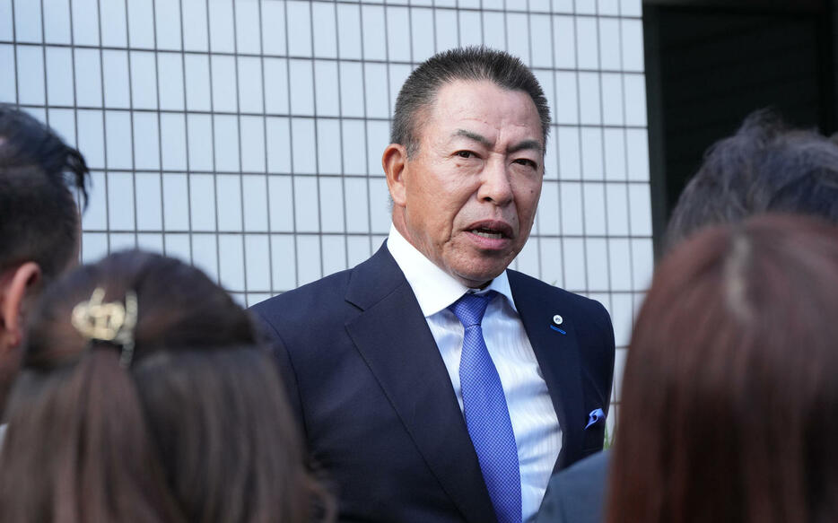 スカウト会議を終え取材に応じる井上監督（撮影・森本幸一）