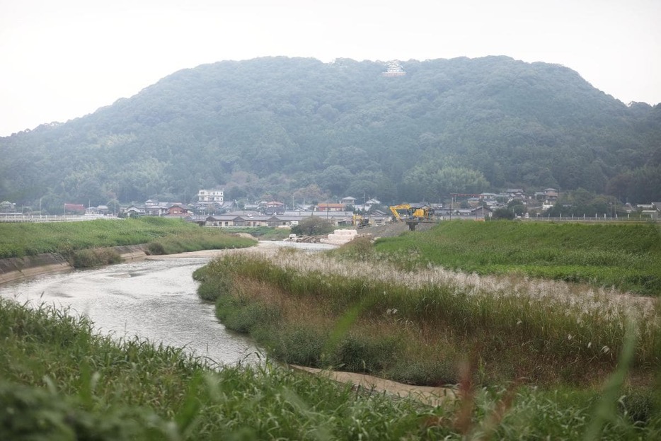 遠賀川から一夜城を望む