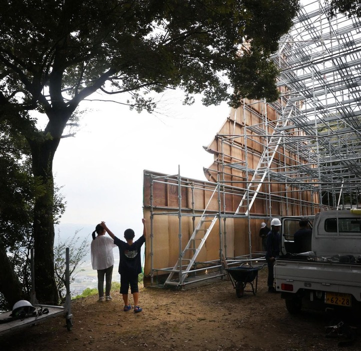 伝説に基づき、益富山の頂上に造られる