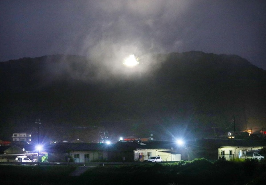 雨雲の中に浮かび上がる一夜城