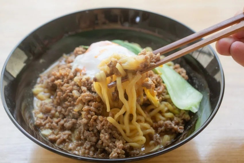 「マルちゃん正麺 味噌味」で作る「汁少なめ激辛地獄の坦々麺」