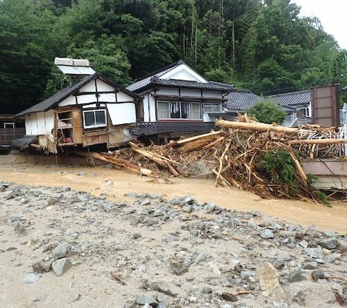 2017年豪雨による家屋被害と流木（福岡県朝倉市）の被害の様子出所：内閣府防災情報ページ「平成29年7月九州北部豪雨の被害状況と対応等について」から