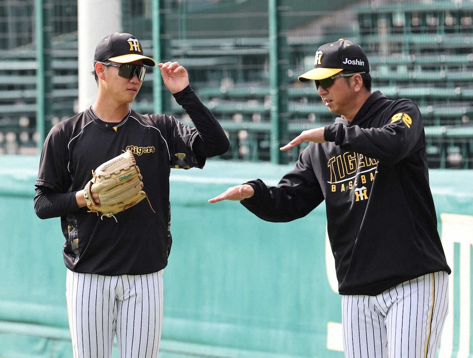 阪神・藤川監督（右）から指導を受ける及川（撮影・大森　寛明）