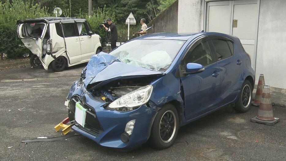 田嶋容疑者が乗っていた乗用車(手前)