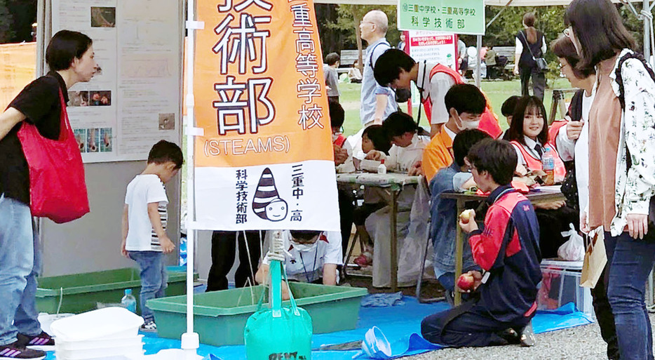 各ブースの展示や体験を楽しむ来館者ら＝伊勢寺町のベルファームで