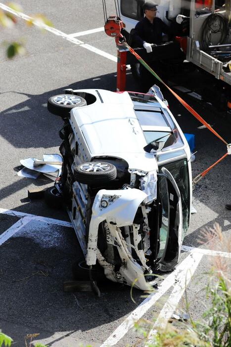 駐車場から約１０メートル下に転落した車＝新温泉町湯