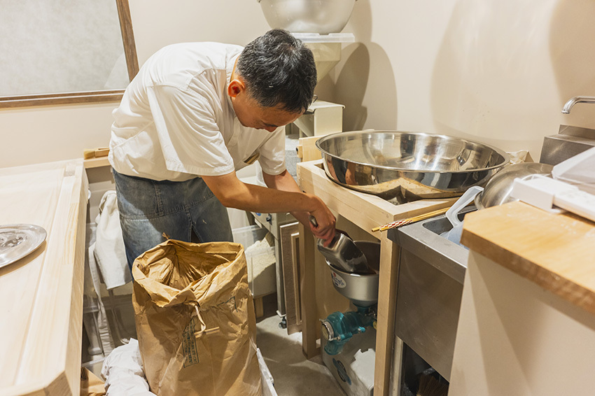 店内の一角にある麺打ちと製粉スペース。小麦の製粉は1日付きっきりでも10kg程度が限界だという