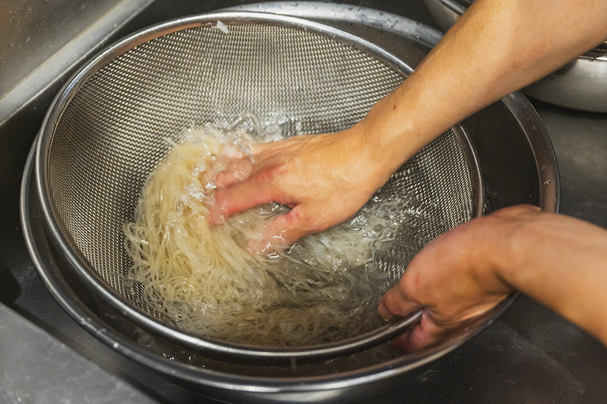 冷水で締めると、透明感のある美しい麺が現れる