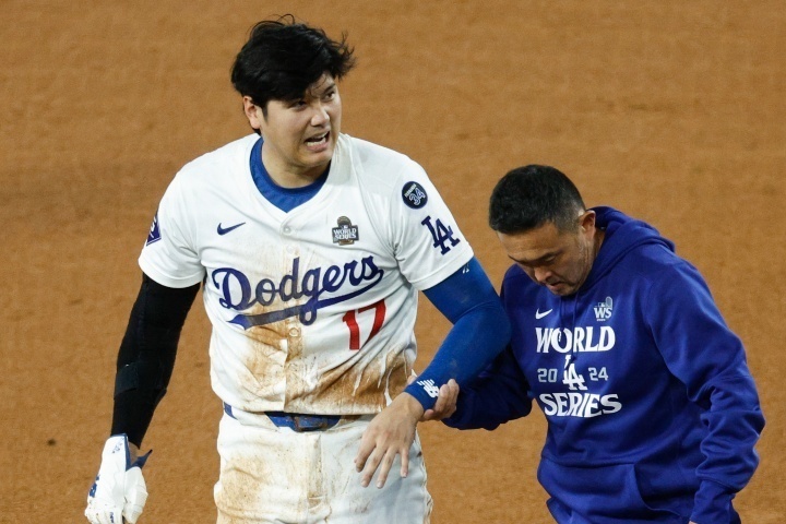 大谷はWS第２戦で左肩を負傷し、トレーナーに付き添われてベンチに引き揚げた。(C)Getty Images