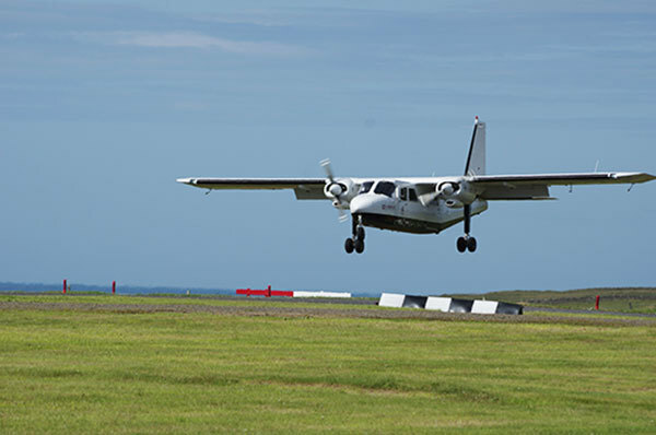 パパ・ウェストレー島に就航する世界一短い定期航空便の機材（画像：Papay Development Trust）。