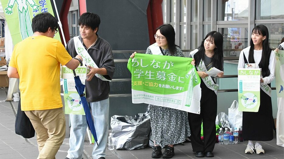 募金を呼びかける学生ら＝１９日午後、岐阜市橋本町、ＪＲ岐阜駅