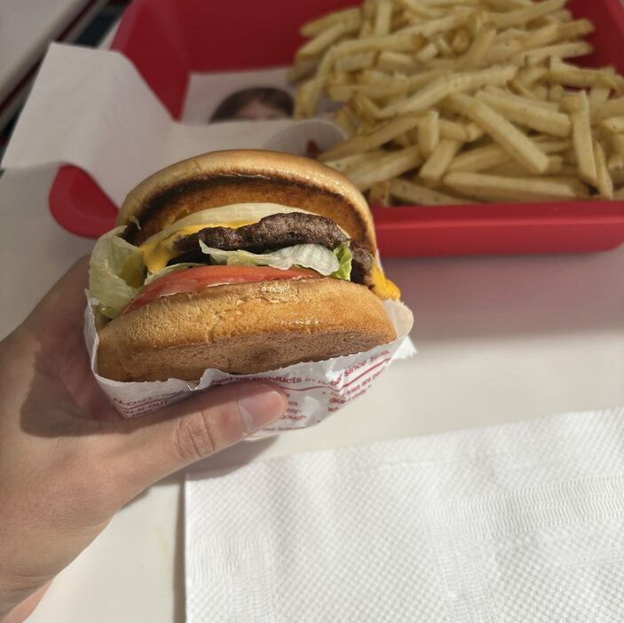 「IN－N－OUT　BURGER」のチーズバーガー。パティのうま味と野菜の甘さが疲れた体に染み渡りました