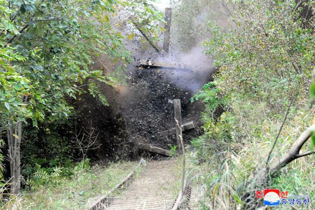 北朝鮮軍は2024年10月15日、韓国とつながる道路と鉄道を爆破した。朝鮮中央通信が17日に報じた=朝鮮通信