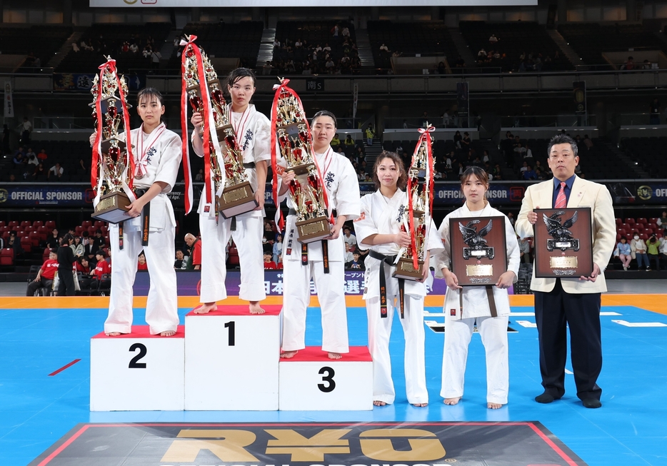 左から準優勝の目代、優勝の鈴木、3位の藤原桃萌、4位の網川来夢、敢闘賞の漢藍理、技能賞の村上莉菜（代理・阪本晋治 大阪東部支部 支部長）