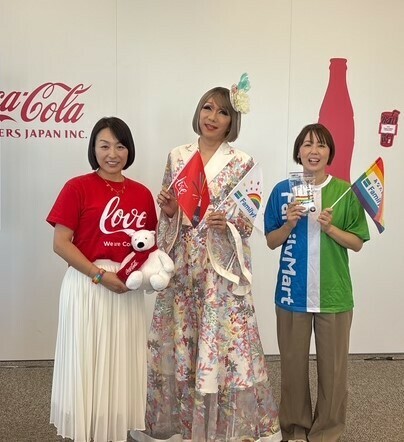 左からコカ・コーラボトラーズジャパンの東本部長、ブルボンヌ氏、ファミリーマート大橋マネージャー