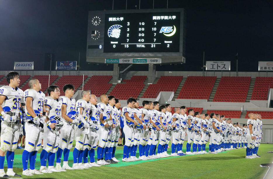 関大対関学大　関大に勝利しスタンドの応援団にあいさつする関学大の選手たち（撮影・上山淳一）