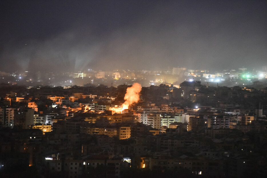 イスラエル軍は１日、レバノンのイスラム教シーア派組織ヒズボラの拠点に対する限定的な地上作戦を開始したと発表した。イスラエル軍のレバノン侵攻は、２００６年以来１８年ぶり。写真はベイルート南郊で上がる煙。