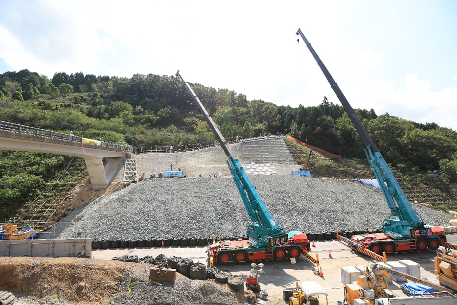 復旧作業が続く東九州自動車道の災害現場＝9月30日、臼杵市野田