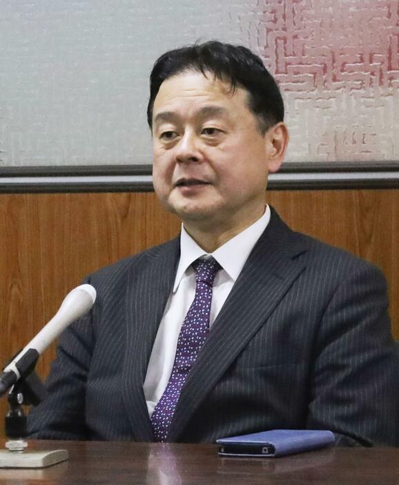 記者会見で衆院愛知10区からの出馬を表明する若山慎司氏＝6日午後、名古屋市