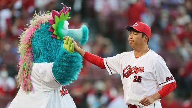 広島・新井貴浩監督と球団マスコットのスラィリー【写真：時事】