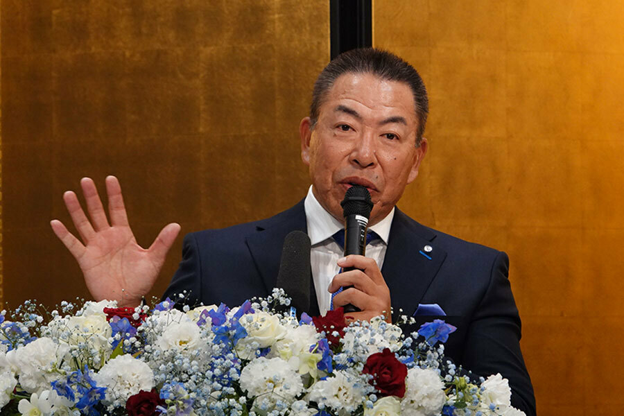 就任会見で意気込みを語る中日・井上一樹新監督【写真：小西亮】