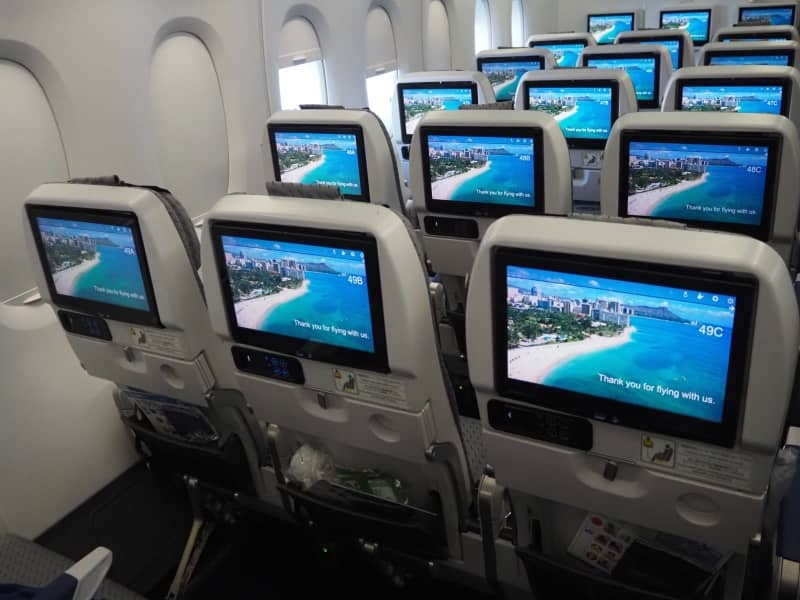 ＡＮＡのエアバスＡ３８０のエコノミー席に取り付けられたタッチパネル式液晶画面＝２０２４年６月２５日、アメリカ・ハワイ州ホノルル