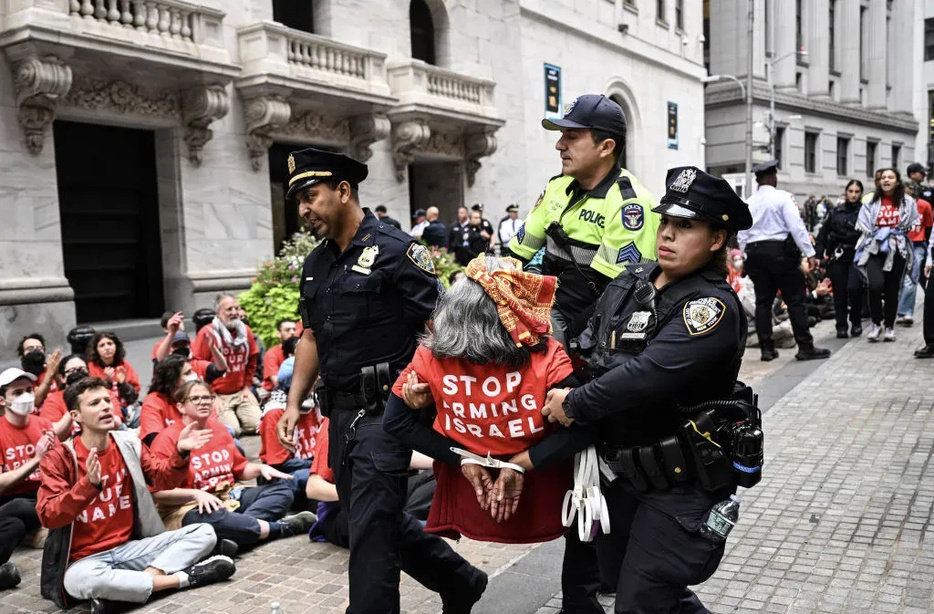 10月14日、ニューヨーク証券取引所外で行われたデモ参加者を連行する警官たち。