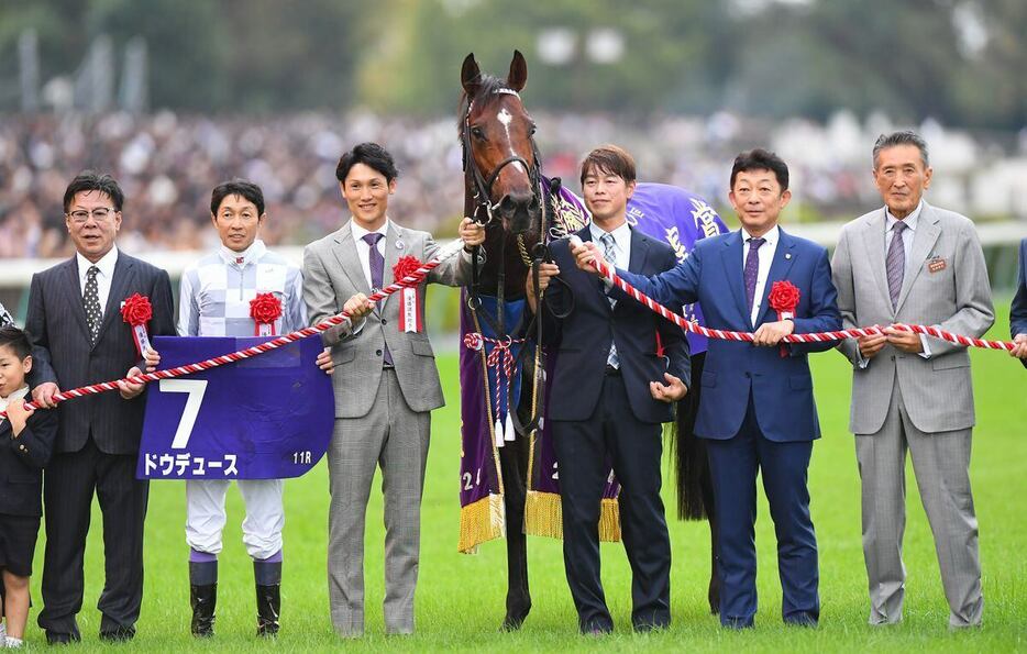 優勝したドウデュースの関係者一同。松島オーナー（左端）は改めて愛馬の強さに感嘆した＝東京競馬場（撮影・岩川晋也）