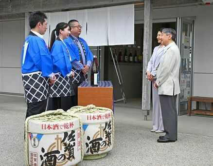 鹿島市の酒造会社の後継者らと懇談する天皇・皇后両陛下＝鹿島市肥前浜駅６日午後３時１０分（撮影・川南慎司）