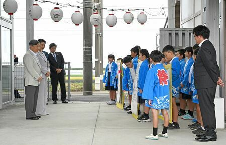 天皇、皇后両陛下に街並みガイドの実演をする浜小学校小の子どもたち＝鹿島市肥前浜駅６日午後２時４４分（撮影・川南慎司）