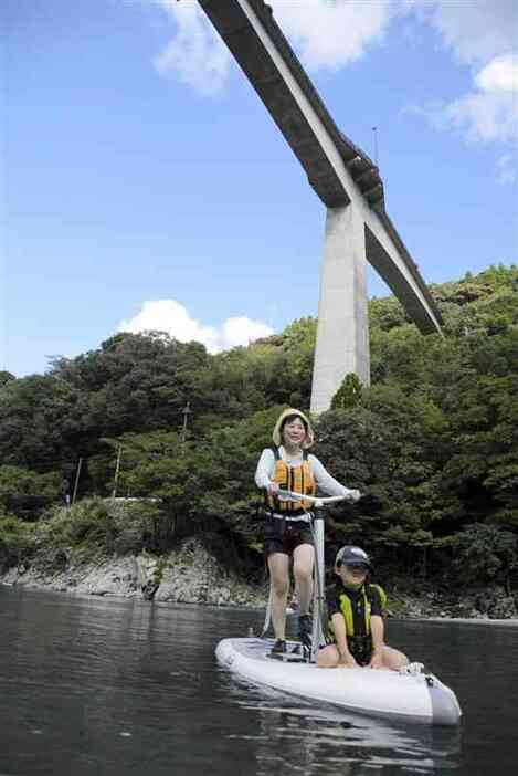 小八重橋の下でペダルをこぐ参加者。橋にはバンジージャンプの台もある＝9月29日、五木村