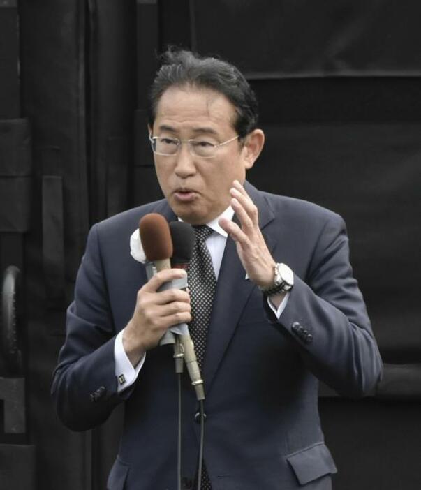 自民党への支持を訴える岸田文雄前首相＝21日午後、西予市城川町下相（撮影・井上華菜子）