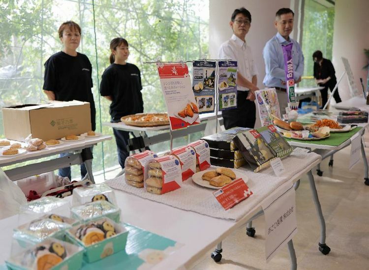 グルメフェアで提供される料理や菓子などが披露されたオープニングイベント＝4日、宇部市則貞