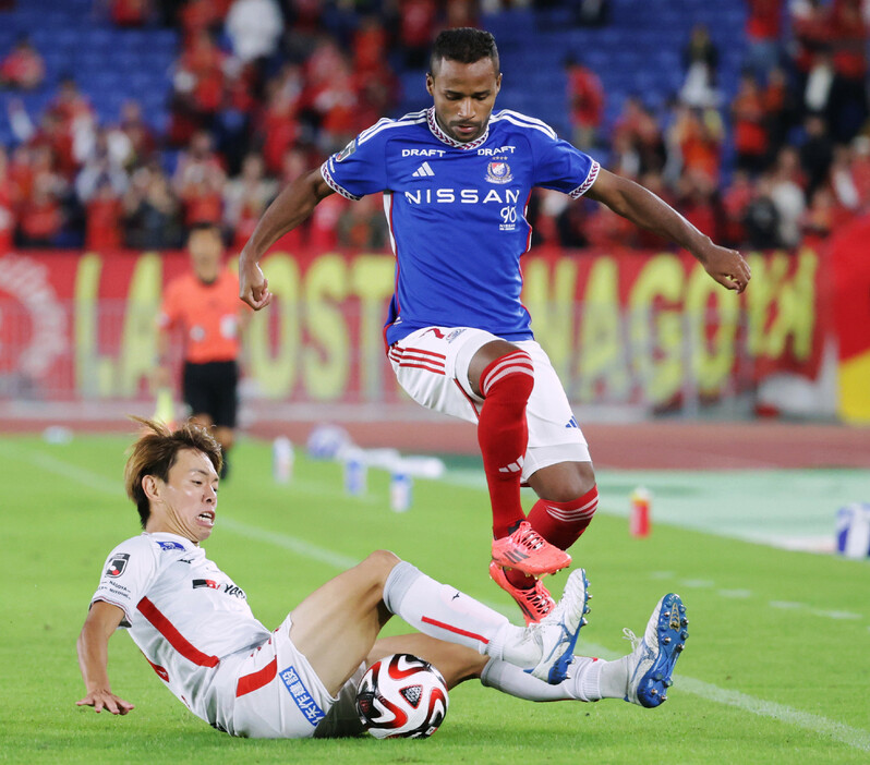 ルヴァン杯サッカー。後半、競り合う横浜Ｍのエウベル（右）と名古屋の内田＝９日、日産スタジアム