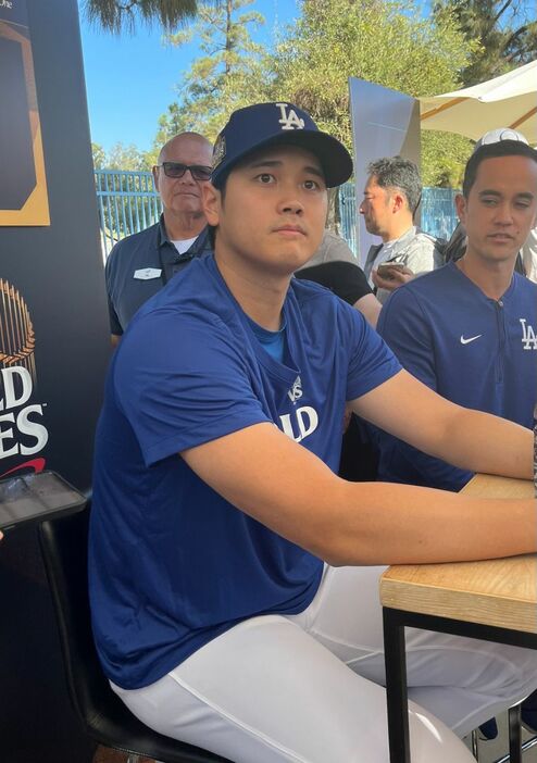 会見に応じるドジャースの大谷翔平選手