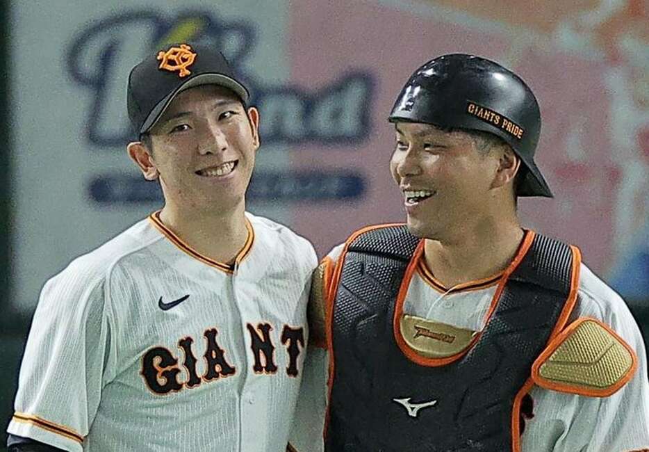 戸郷翔征（左）と大城卓三（土谷創造撮影）