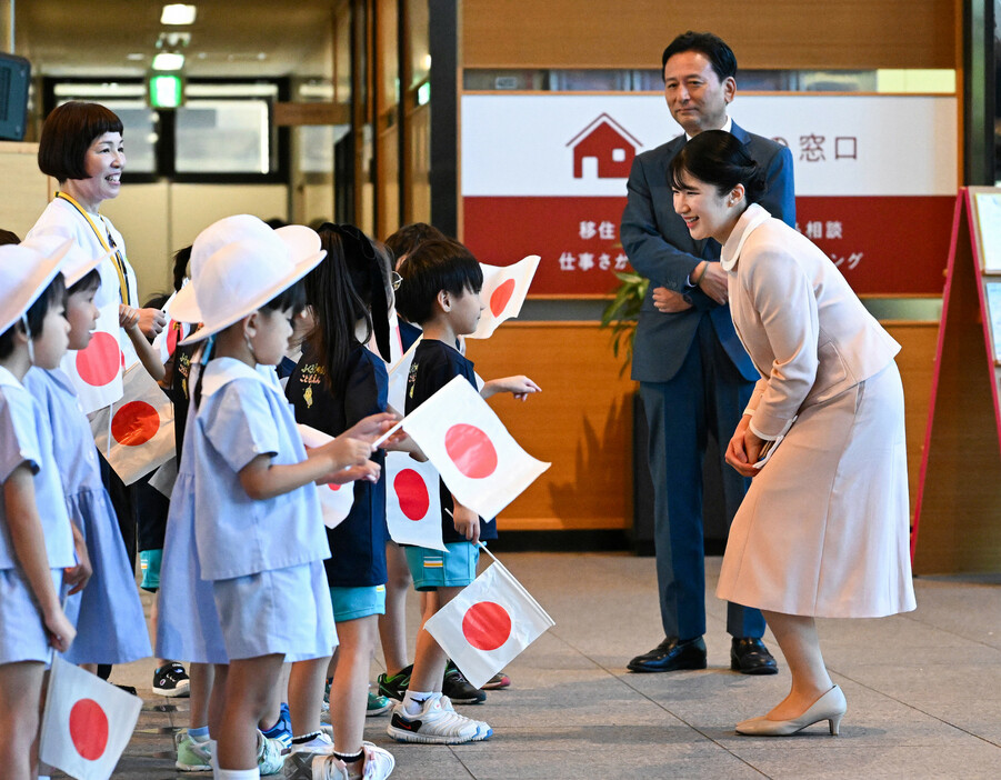 出迎えた園児たちに声を掛けられる愛子さま＝１１日午後、佐賀県庁（代表撮影）