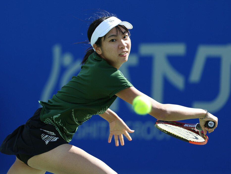 女子シングルス準決勝でプレーする伊藤あおい＝２０日、大阪・モリタテニスセンター靱