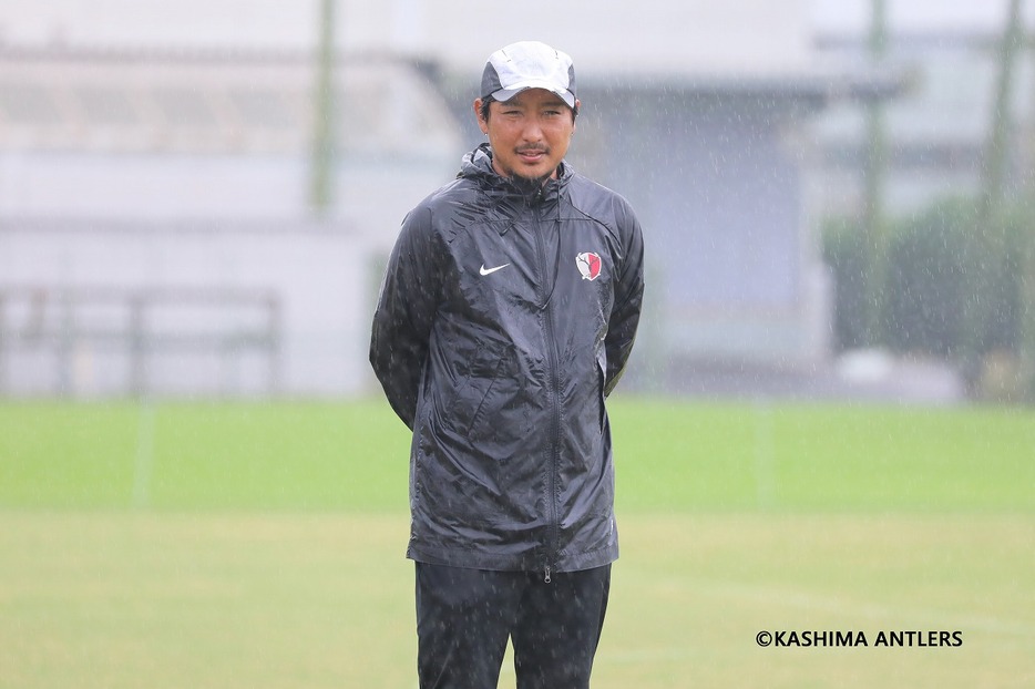 鹿島アントラーズのトレーニングを行なう中後雅喜監督（写真◎KASHIMA ANTLERS）