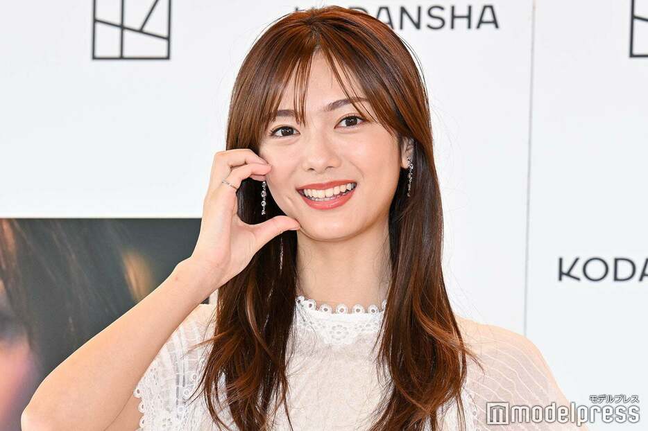 2nd写真集「隣の席になりたい」発売記念会見に出席した田村保乃