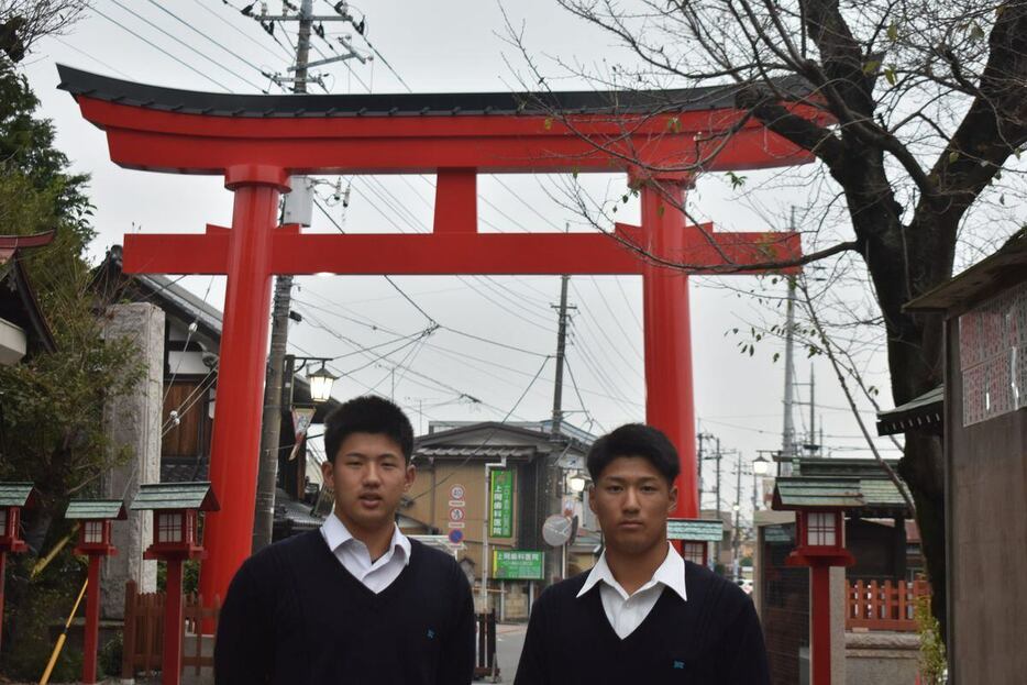 花咲徳栄・石塚裕惺内野手（左）と上原堆我投手は鷲宮神社で祈願（撮影・赤堀宏幸）