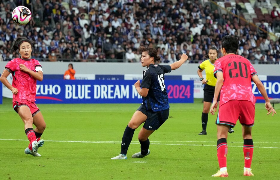 ボレーを放つ谷川萌々子。(C)Getty Images